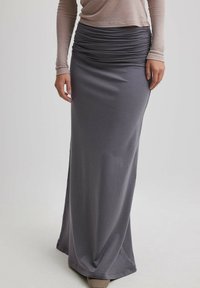 MIT GEFALTETER TAILLE - Maksihame - grey