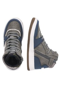 Hoge sneakers in grijs en blauw suede met een rubberen zool, gestructureerde veters en een zijrits detail. Geperforeerde neuzen voor ademend vermogen.