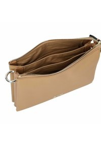 Beige synthetische Clutch mit drei Hauptfächern, silbernen Reißverschlussdetails und Ringbeschlägen. Glatte Oberfläche, minimalistisches Design.