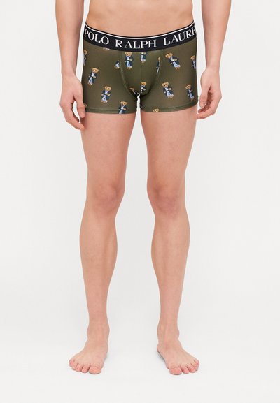 Bokserice od maslinasto zelene tkanine s razigranim uzorkom medvjeda. Crni pojas s logotipom "POLO RALPH LAUREN", prilagođen dizajn, mekana tekstura.