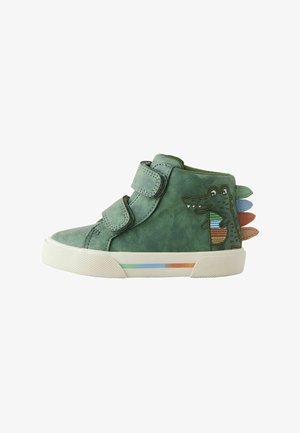 Scarpe alte in pelle verde con due fasce in Velcro, caratterizzate da un design a coccodrillo e accenti colorati sul tallone e sulla suola.
