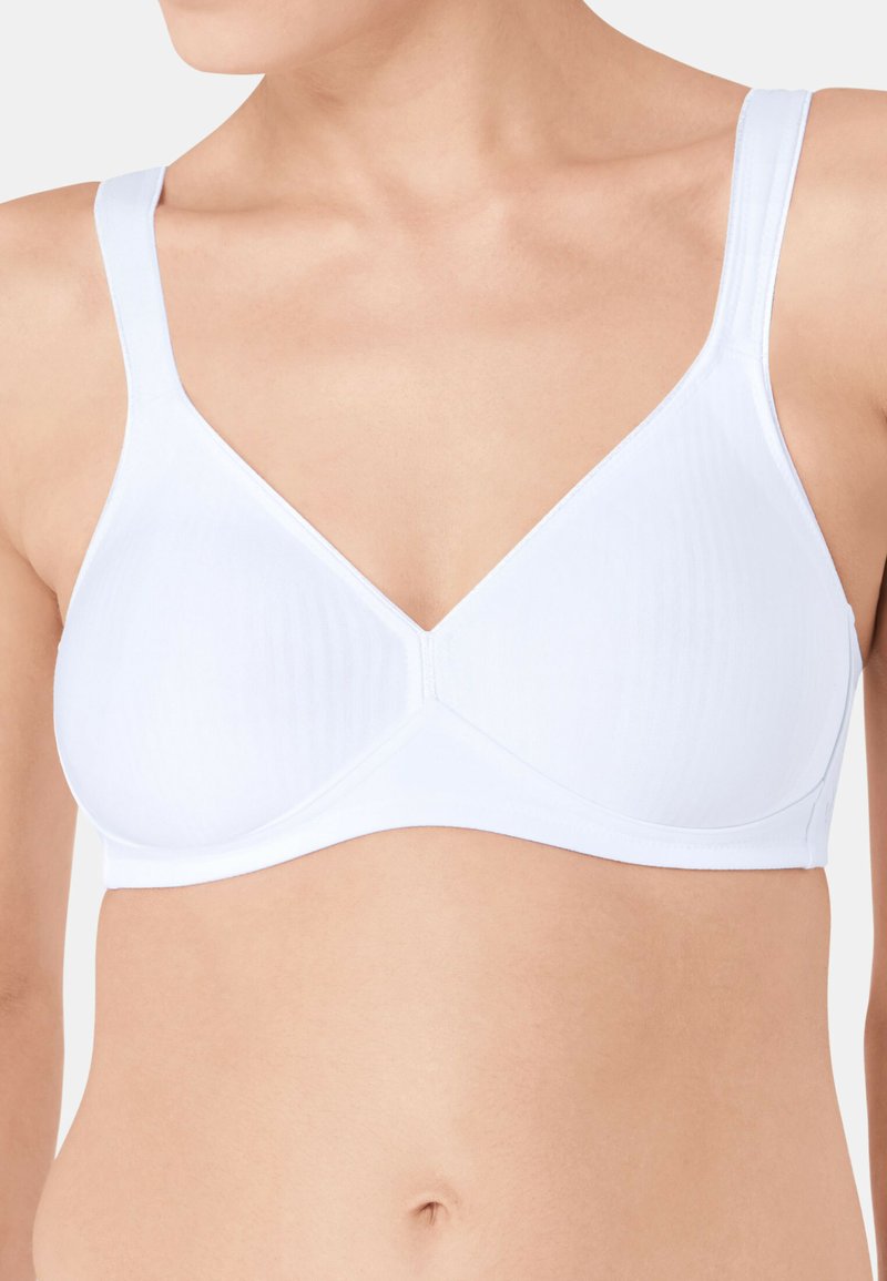 Soutien-gorge sans fil blanc en tissu lisse et texturé, avec des bretelles larges et un décolleté en V. Aucuns éléments métalliques ou ornements visibles.