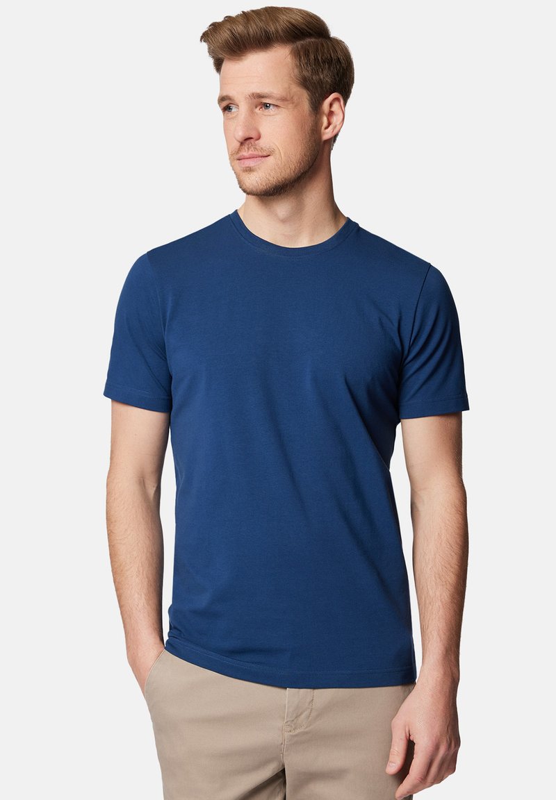 Granatowy t-shirt z krótkim rękawem, wykonany z gładkiej bawełny, z okrągłym dekoltem i regularnym krojem, bez widocznych wzorów ani ozdób.