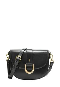 Czarna skórzana torba na ramię z zaokrągloną klapą, złotymi okuciami, regulowanym paskiem oraz zapięciem z przodu z akcentem w kształcie litery U.