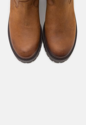 Stivaletti alla caviglia in pelle marrone con superficie liscia e punta arrotondata, dotati di suola in gomma nera e cuciture minime.