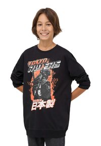 Czarna bluza z długimi rękawami, z graficznym nadrukiem postaci i napisem „TOKYO RIDERS” w kolorze srebrnym i pomarańczowym.