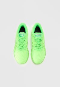Asics-Laufschuhe, leuchtend neongrün mit strukturierter Oberfläche, abgerundeter Zehenpartie, Schnürdesign und gepolstertem Schaft.