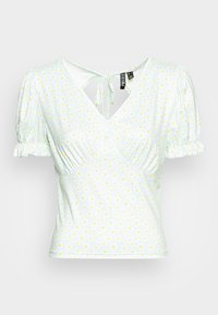 Blusa ajustada azul clara com mangas curtas bufantes, apresentando um design envolvente, estampado com flores amarelas e um fecho nas costas com laço. Textura de tecido suave.