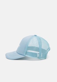 Gorra azul claro con una parte delantera rígida y parte trasera de malla. Presenta una visera curvada y un bordado simple en la parte frontal. Tejido texturizado para una mejor transpirabilidad.