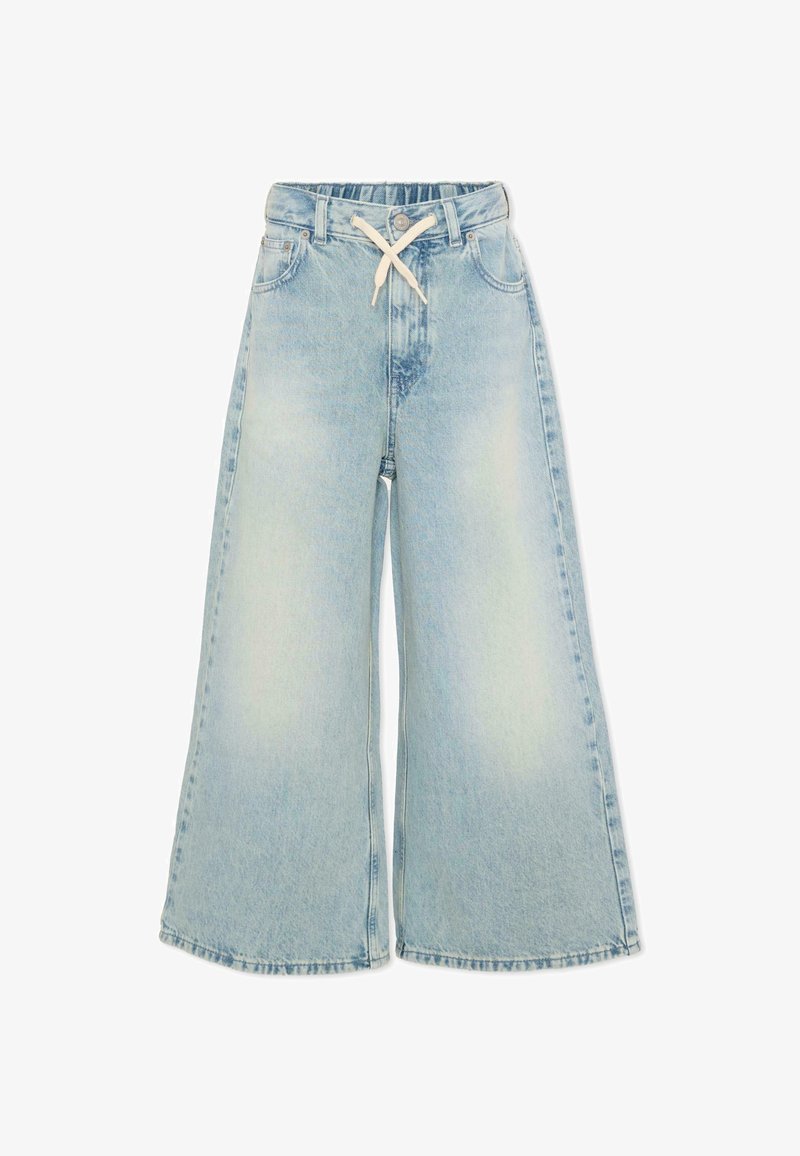 Pantalon en denim bleu clair à jambes larges avec ceinture élastique et cordon blanc, avec des poches avant et un effet délavé sur les cuisses.