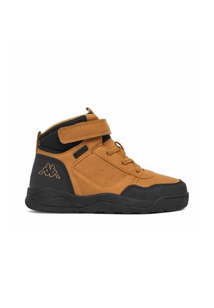 Barnesneaker med højt skaft i tan og sort med velcrolukning, snørebånd og brandlogo på hælsiden.