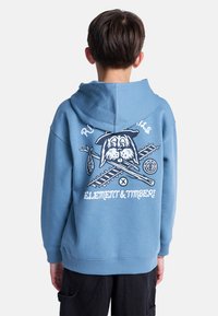 Felpa blu in cotone con una grafica raffigurante un cane in un cappello da pirata e bastoni incrociati sul retro, con polsini e orlo a costine.
