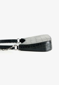 Fekete műbőr kézitáska, textúrázott krokodilmintával, háromszögletű forma, láncszíjjal és sima felülettel. Fémes díszítőelemek jellemzik.