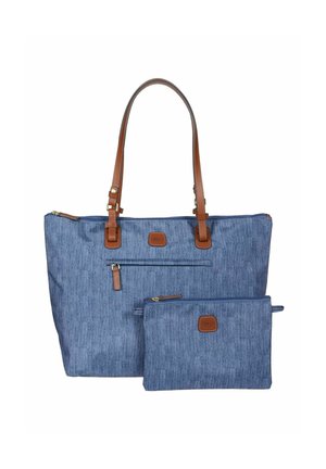 Borsa tote in denim con manici e dettagli in pelle marrone; presenta una tasca frontale con zip e include una pochette coordinata con zip più piccola.
