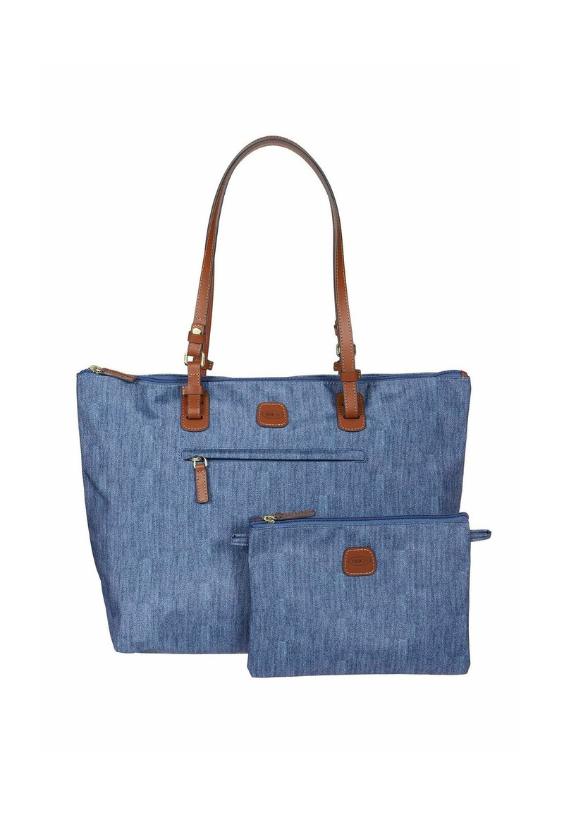 Borsa tote in denim con manici e dettagli in pelle marrone; presenta una tasca frontale con zip e include una pochette coordinata con zip più piccola.