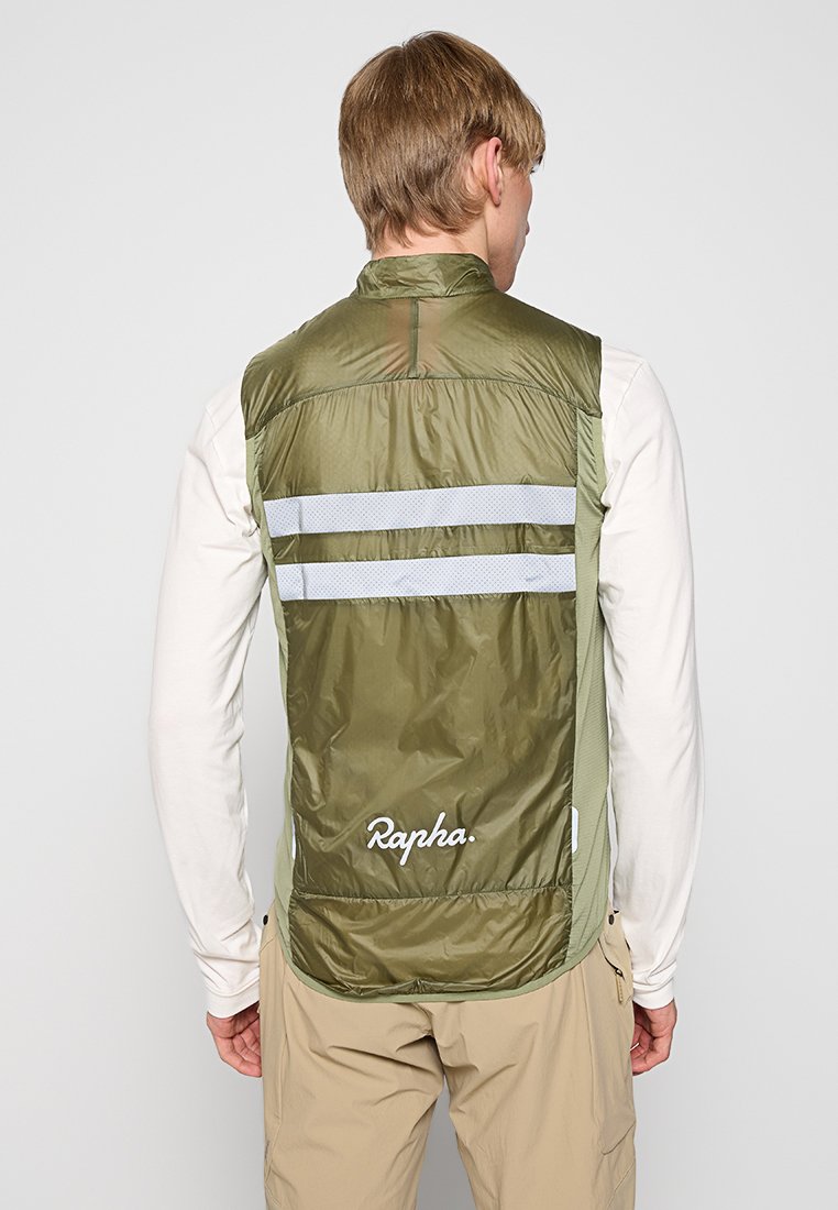 Olivenfarbene Weste mit reflektierenden Streifen, leichtgewichtiges Material, Rückenlogo "Rapha" und einem eleganten, taillierten Design. Kein Verschluss auf der Vorderseite.