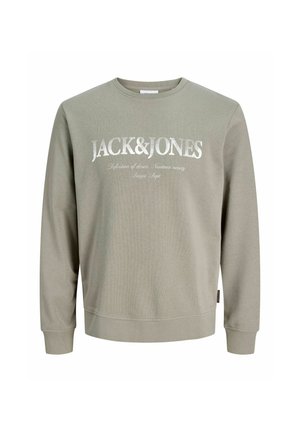 Svetle olivově zelená mikina s dlouhým rukávem s nápisem "JACK & JONES" vytištěným bílými velkými písmeny přes hrudník.