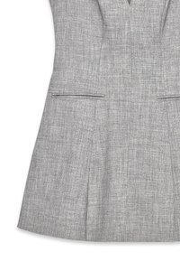 Harmaa teksturoitu liivi hienolla kankaalla, jossa on V-pääntie, tyylikkäät taskut ja muotoiltu siluetti jämäkkää ilmettä varten.