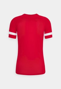 Camiseta deportiva roja de manga corta, con rayas blancas en las mangas y un tejido de malla transpirable.