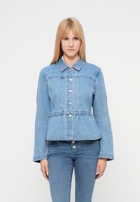 Φωτεινό γαλάζιο τζιν μπουφάν με εφαρμοστή μέση, κουμπιά μπροστά και γιακά. Διαθέτει μακριά μανίκια και λεπτές ραφές.