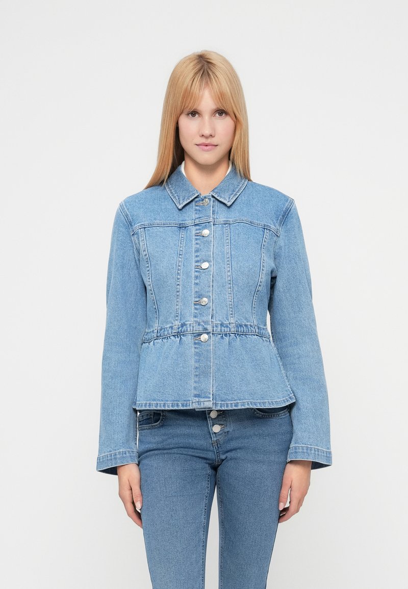 Φωτεινό γαλάζιο τζιν μπουφάν με εφαρμοστή μέση, κουμπιά μπροστά και γιακά. Διαθέτει μακριά μανίκια και λεπτές ραφές.