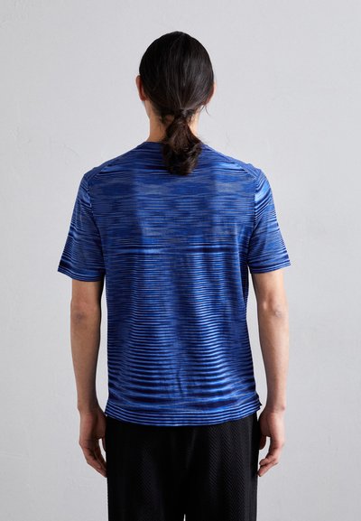 Camisa de manga curta azul com riscas verticais, feita de um tecido liso e leve, apresentando um decote redondo e um corte descontraído.