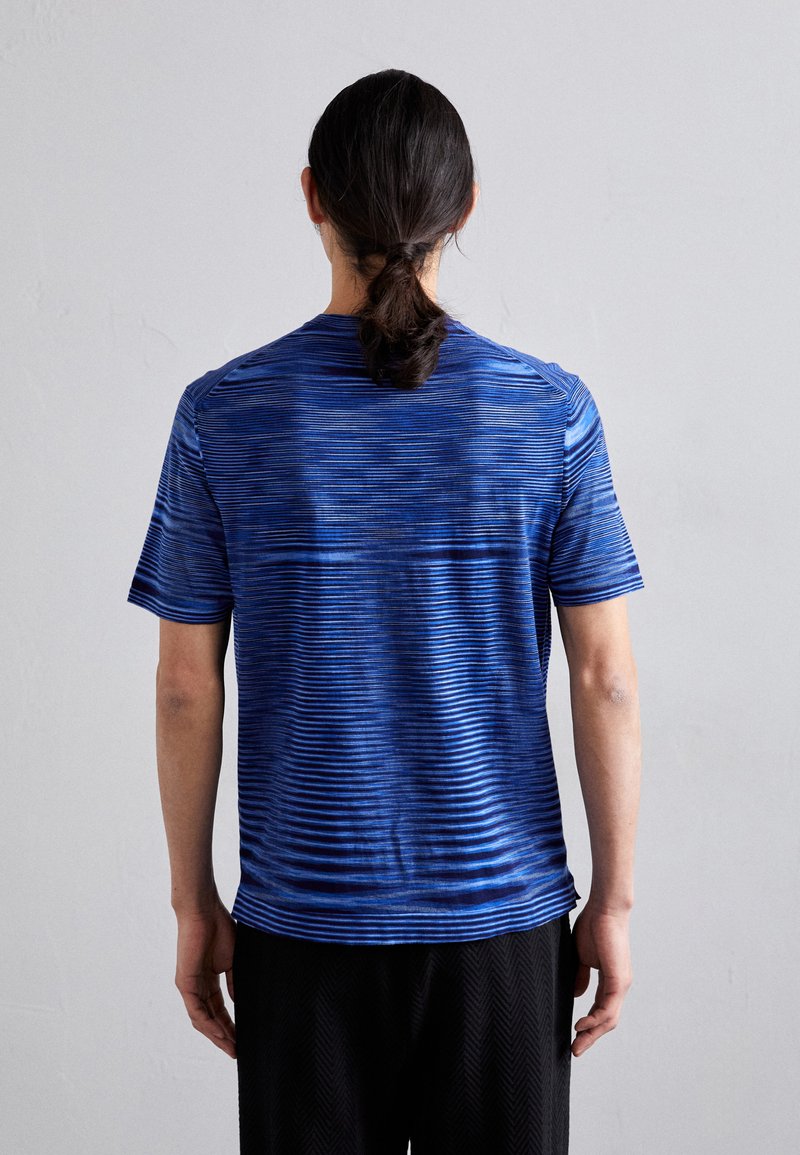 Blauw gestreept overhemd met korte mouwen, gemaakt van een gladde, lichte stof, met een ronde halslijn en een relaxed fit.