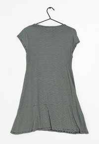 Robe rayée grise sur un cintre, avec un col rond, des manches courtes et un ourlet évasé. Tissu lisse et léger.