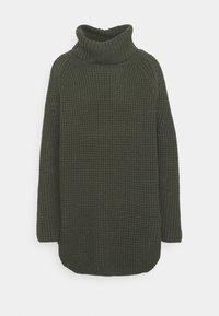 Zelený pletený svetr s vysokým rolákem, žebrovanou strukturou, volným střihem a spadlými švy na ramenou, s kulatým spodním lemem.