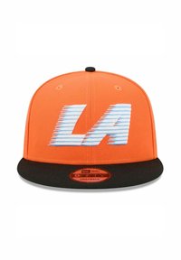 Orangefarbene Snapback-Kappe mit schwarzem Schirm. Auf der Vorderseite prangt deutlich der Schriftzug "LA" in blauen Streifen. Glatte Stofftextur.