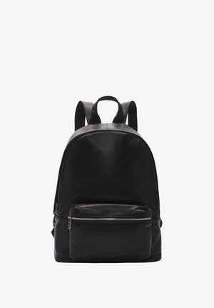 Zaino in pelle nera con forma arrotondata, dotato di spallacci regolabili, tasca frontale con zip e finitura testurizzata.