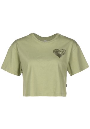 Gekürztes T-Shirt mit kurzen Ärmeln aus olivgrünem Baumwollstoff, ausgestattet mit einem strukturierten Herzdesign auf der linken Brust, das das Wort "Universum" zeigt.