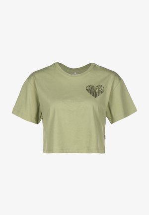 Camiseta recortada de manga corta en algodón verde oliva con un diseño texturizado de un corazón en el lado izquierdo del pecho que presenta la palabra "Universo".
