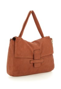 Borsa a tracolla in pelle marrone morbido con una larga patta fissata da una fascia cucita, dotata di un'unica maniglia spessa per la spalla.