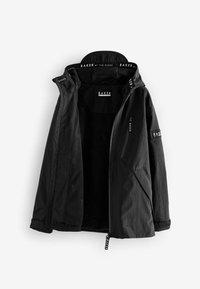 Schwarze Jacke mit Kapuze, Reißverschluss vorne und seitlichen Taschen. Das Innere zeigt Branding und eine glatte Textur. Hergestellt aus strapazierfähigem Material.