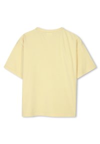Camiseta de algodón de corte recto y cuello redondo de manga corta en color amarillo pálido, con un ajuste relajado, costuras estándar y sin logotipos ni patrones visibles.