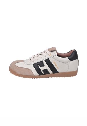 Flacher weißer Sneaker mit beiger Wildlederspitze, schwarzer Fersenlasche, schwarzem "H" Design an der Seite, beiger Sohle und weißen Schnürsenkeln.