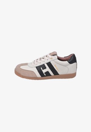 Niski biały sneaker z beżowym zamszowym noskiem, czarną łatką na pięcie, czarnym wzorem "H" po boku, beżową podeszwą i białymi sznurówkami.