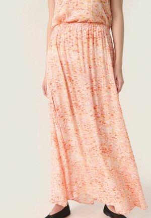 Maxi-jurk van lichtgewicht stof, met een pasteloranje basis en abstracte roze en rode patronen. Elastische tailleband en vloeiende ontwerp.