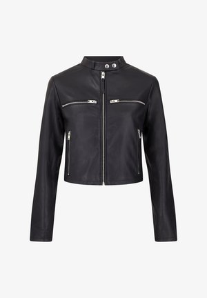 Taillierte schwarze Lederjacke mit Stehkragen, silbernen Reißverschlüssen an zwei Brusttaschen und einem Frontreißverschluss. Glatte Textur.