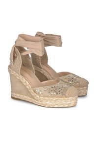 Beżowe sandały na koturnie espadryle z plecionymi paskami, teksturowanym materiałem wierzchnim, dekoracyjnym wzorem wycięć oraz plecioną podeszwą z jutowego sznurka.
