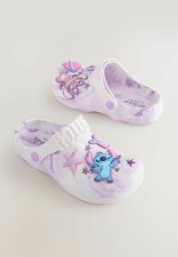 Saboti lila deschis cu un model marmorat, având autocolante colorate cu personaje și o curea albă. Accesoriu cu stele roz și argintii.