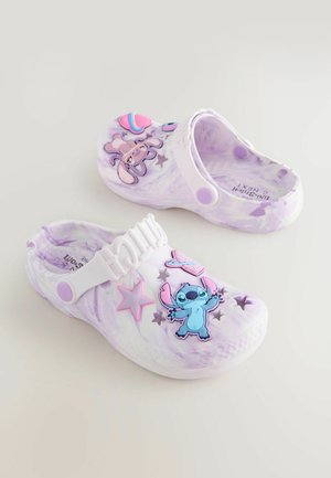 Hellviolette Clogs mit einem marmorierten Muster, verziert mit bunten Charakteraufklebern und einem weißen Riemen. Akzente gesetzt mit pinken und silbernen Sternen.