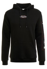 Felpa nera in misto cotone, con tasca frontale, cappuccio con cordini e dettagli rossi con testo e grafica sulla manica.