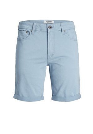 Lichtblauwe denimshorts met opgerolde omslagen, vijfzakkenontwerp en een knoopsluiting. Gemaakt van zachte, gestructureerde stof.