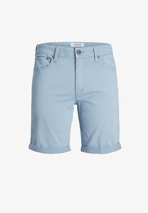Shorts din denim de culoare bleu deschis, cu manșete răsucite, design cu cinci buzunare și închidere cu buton. Fabricate dintr-un material moale și texturat.
