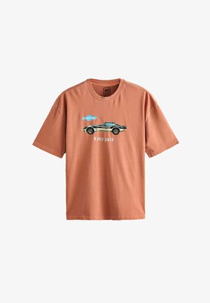 Orange bomulds T-shirt med rund hals, prydet med et sort vintage bilmønster og teksten "Hold tempo" sammen med et blåt Chevrolet-logo.