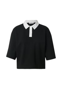 Zwarte polo met korte mouwen en een witte button-down kraag. Beschikt over een ontspannen pasvorm en drie knopen aan de voorkant. Gladde stoffen textuur.