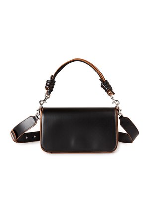 Borsa rettangolare in pelle nera con tracolla larga rimovibile e manico corto annodato, bordata con rifinitura marrone, isolata su sfondo bianco.