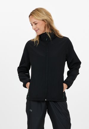 Veste noire zippée, légère avec une texture lisse, col montant, poches latérales et branding subtil. Convient pour les activités en plein air.